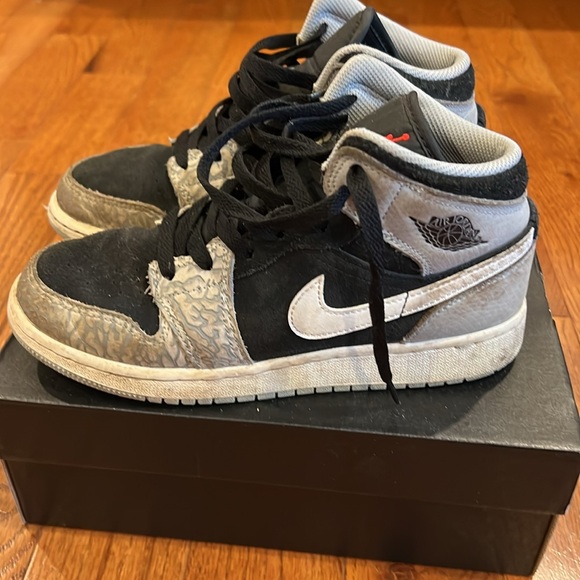 Used Jordan 1 mids 4.5Y black/grey/white/red - Picture 4 of 7